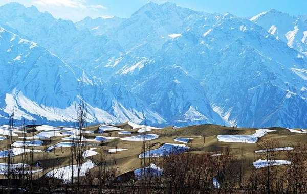 Skardu's All-Season Allure: From Snowy Peaks to Blossoming Valleys