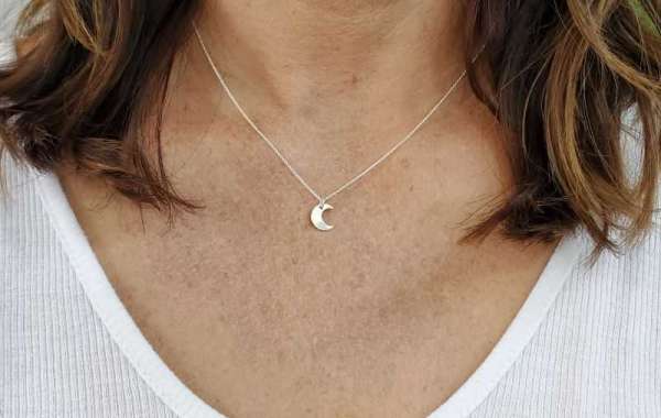 The Subtle Elegance of the Moon Necklace: A Must-Have Accessory