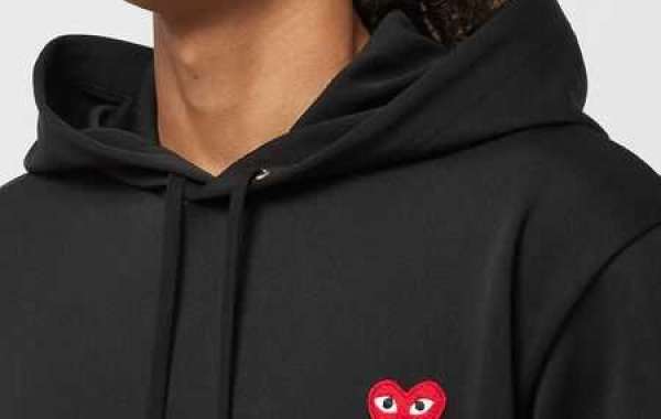 How Comme des Garçons Stays Ahead of Fashion Trends